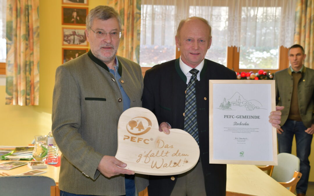 PEFC Austria Obmann Kurt Ramskogler mit Bürgermeister Hans-Jörg Kerschbaumer